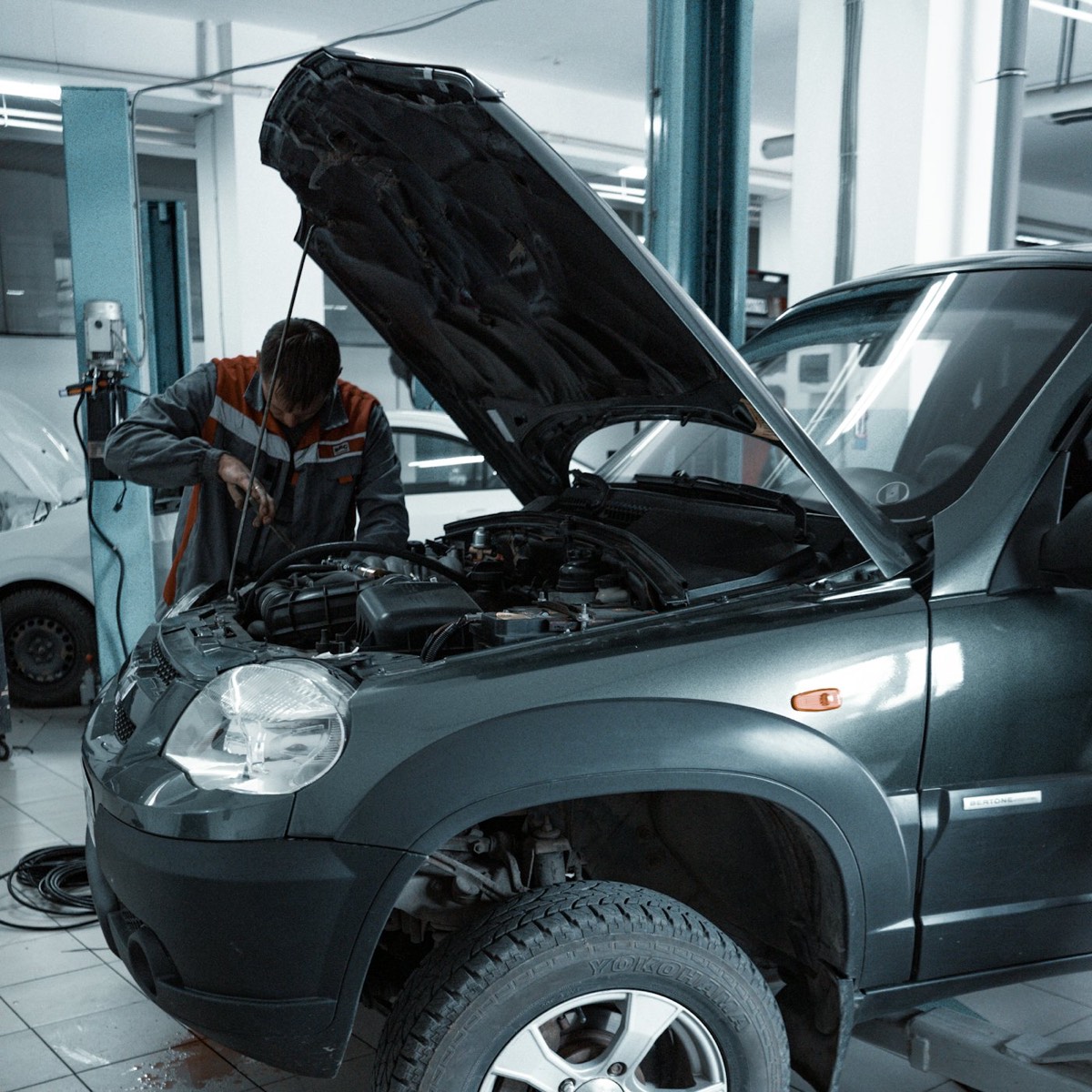 SUV capot ouvert dans l'atelier du garage