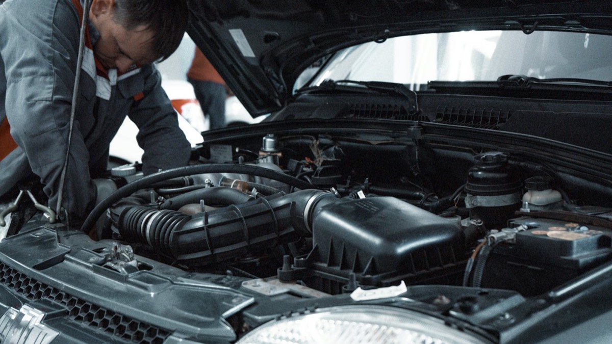 Atelier du Garage Martin avec un véhicule en cours d'entretien