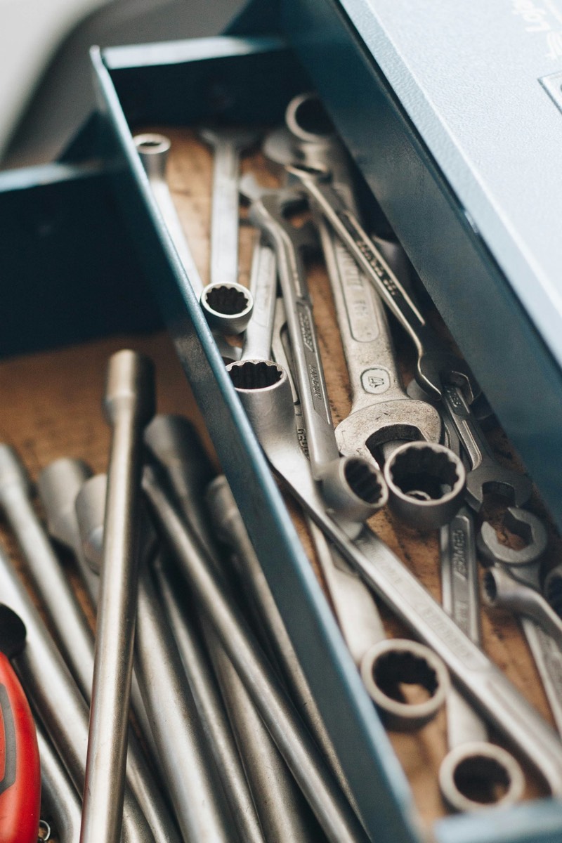 Caisse à outils ouverte avec clés et douilles rangées